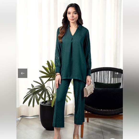Armas Tops - Elegant Dark Green Two-Piece Set